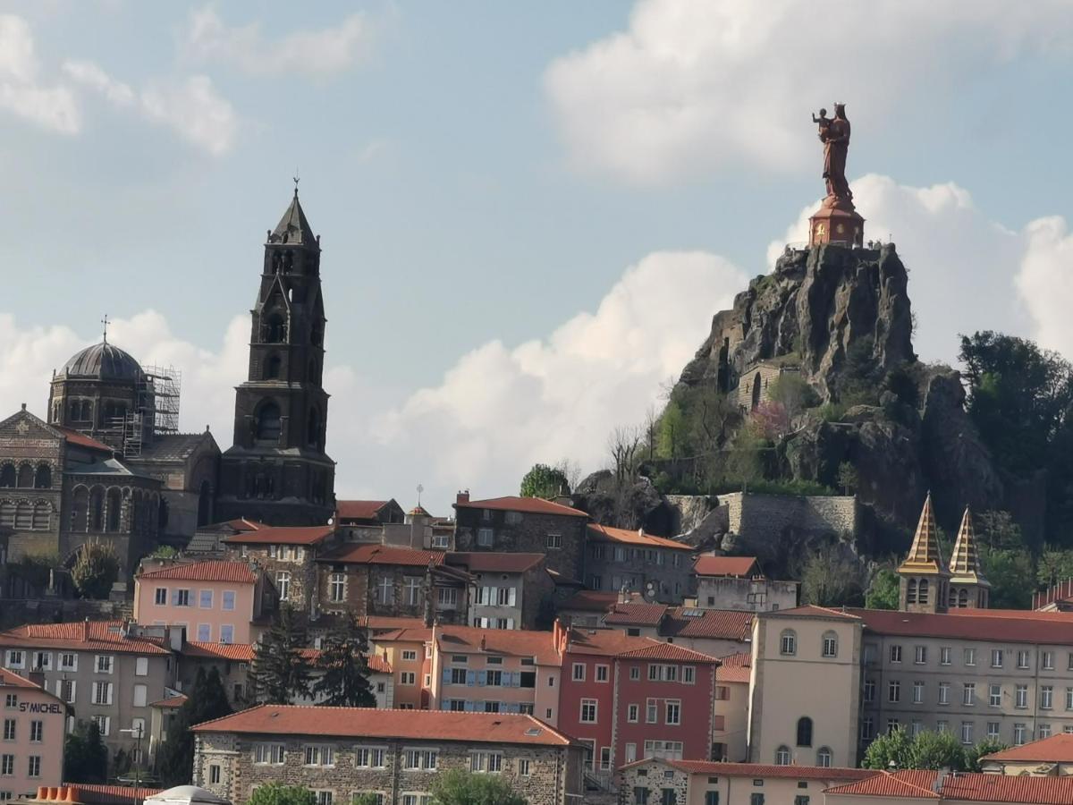 Chambre Privee Dans Appart Partage, Centre Ville, Avec Vue Sur Les Monuments Le Puy-en-Velay Eksteriør billede